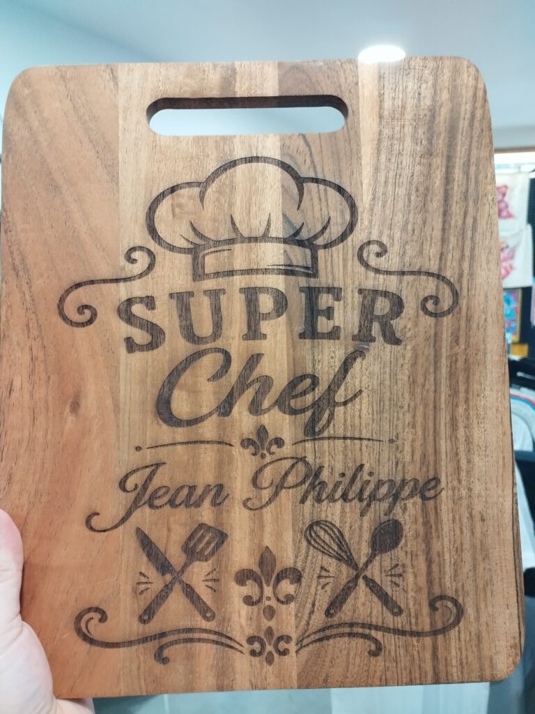 Planche à découper en bois personnalisée et gravée avec prénom – cadeau pour cuisinier