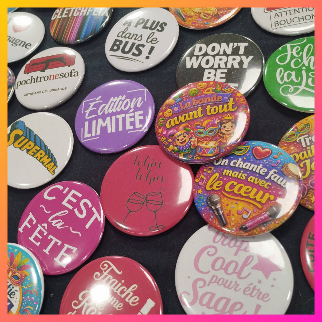 Badges et magnetspersonnalisés colorés avec textes et motifs pour événements