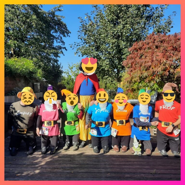 Groupe déguisé en nains avec T-shirts personnalisés colorés pour événement