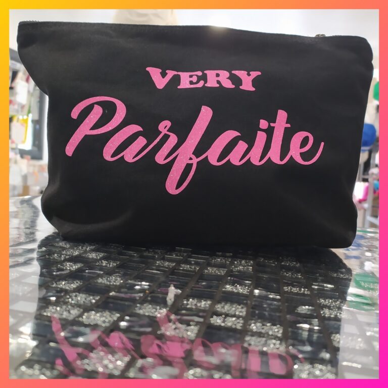Pochette noire personnalisée Very Parfaite avec inscription rose pailletée