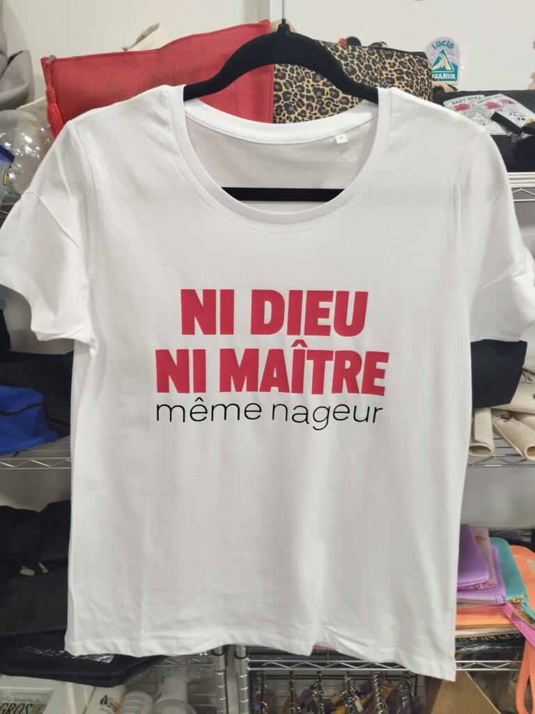 T-shirt blanc personnalisé avec phrase humoristique « Ni Dieu ni maître, même nageur