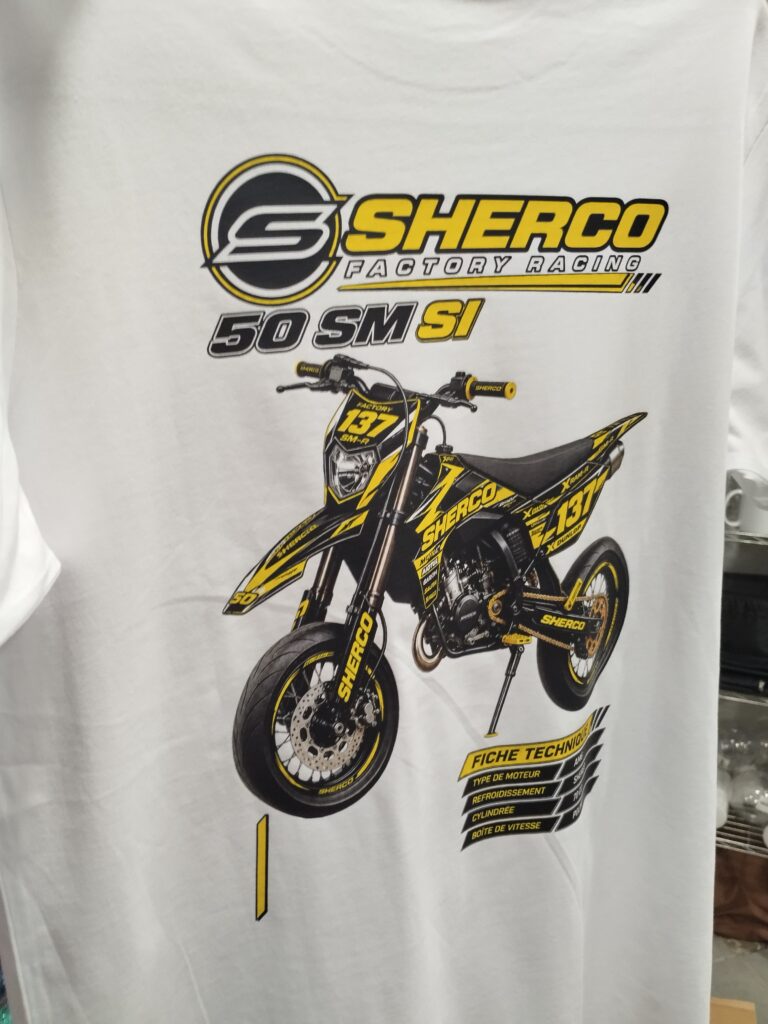 T-shirt blanc personnalisé avec illustration de moto supermotard jaune et noire