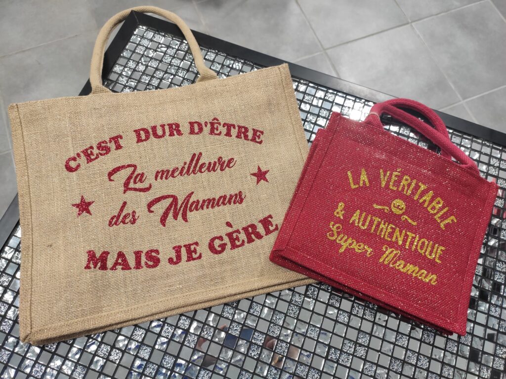 Deux sacs en toile de jute personnalisés avec messages humoristiques et affectueux pour maman