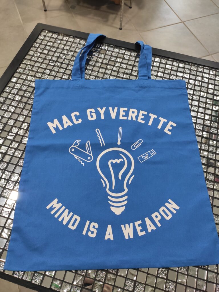 ote bag bleu personnalisé avec motif ampoule et accessoires sur le thème MacGyver