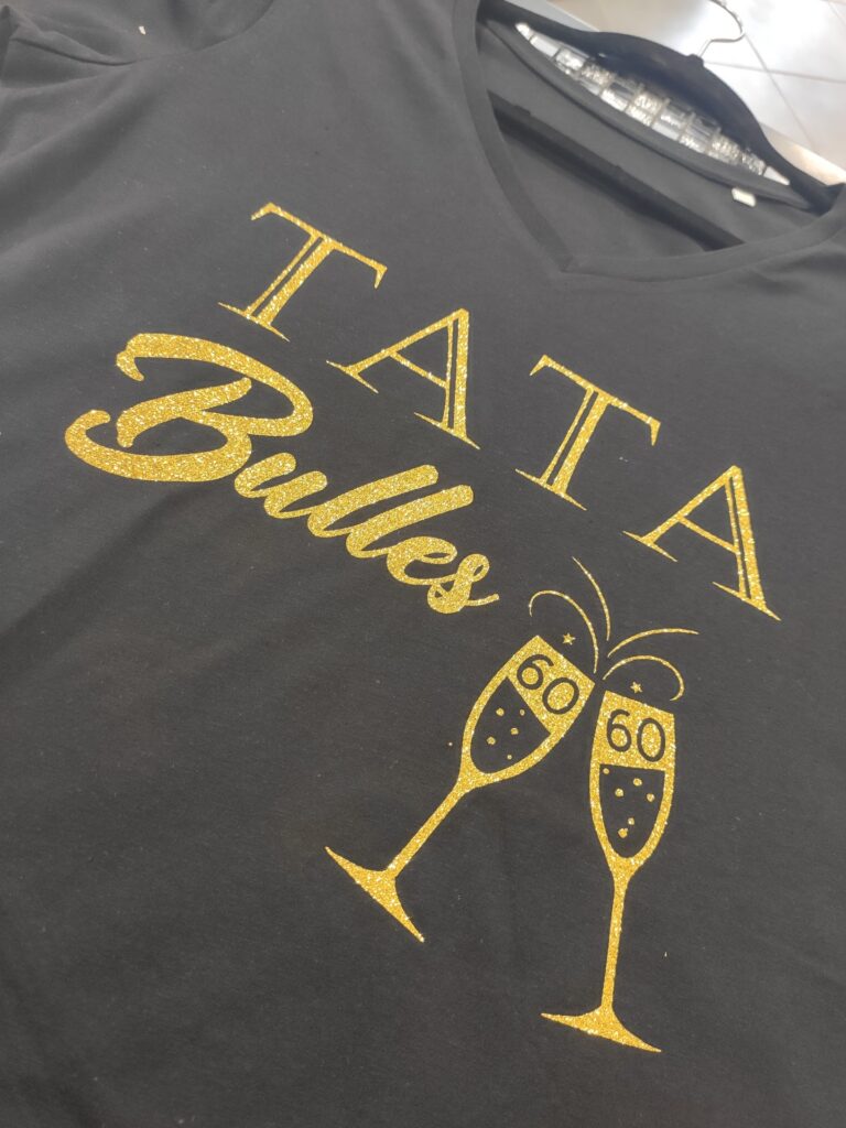 T-shirt noir personnalisé Tata Bulles 60 ans avec inscription dorée pailletée et flûtes de champagne