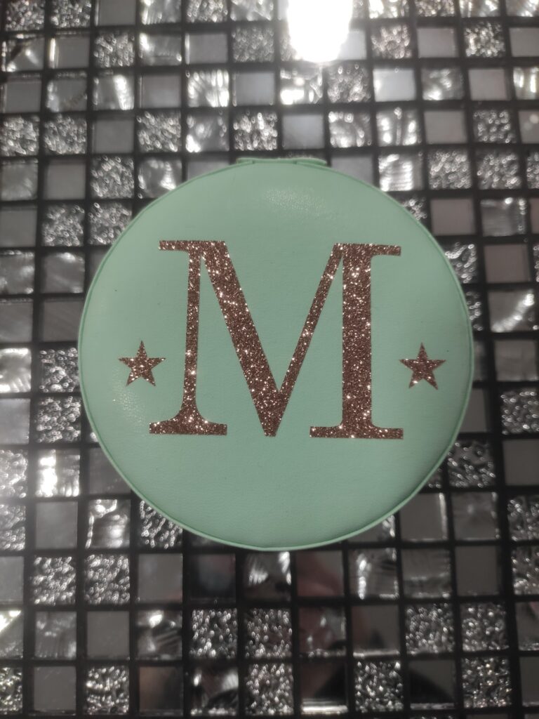 oîte à bijoux de voyage verte personnalisée avec initiale M pailletée et étoiles