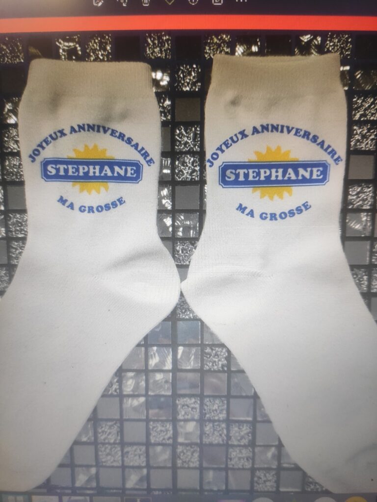 Paire de chaussettes blanches personnalisées pour anniversaire avec prénom Stéphane et message humoristique