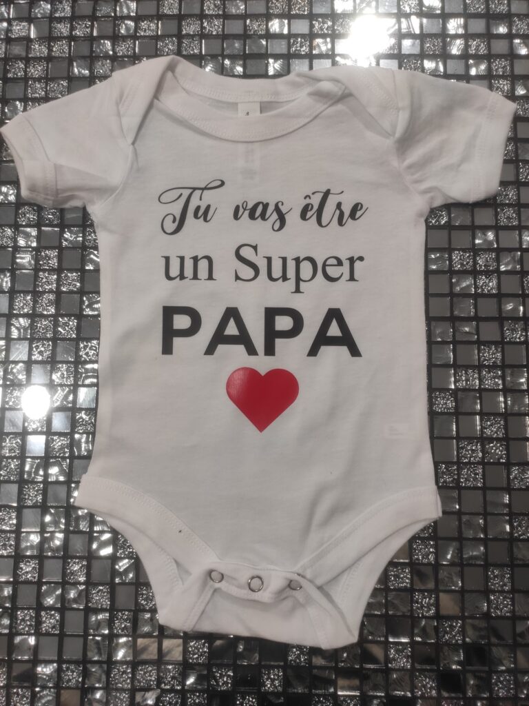 Body bébé blanc personnalisé avec inscription Tu vas être un Super Papa et cœur rouge