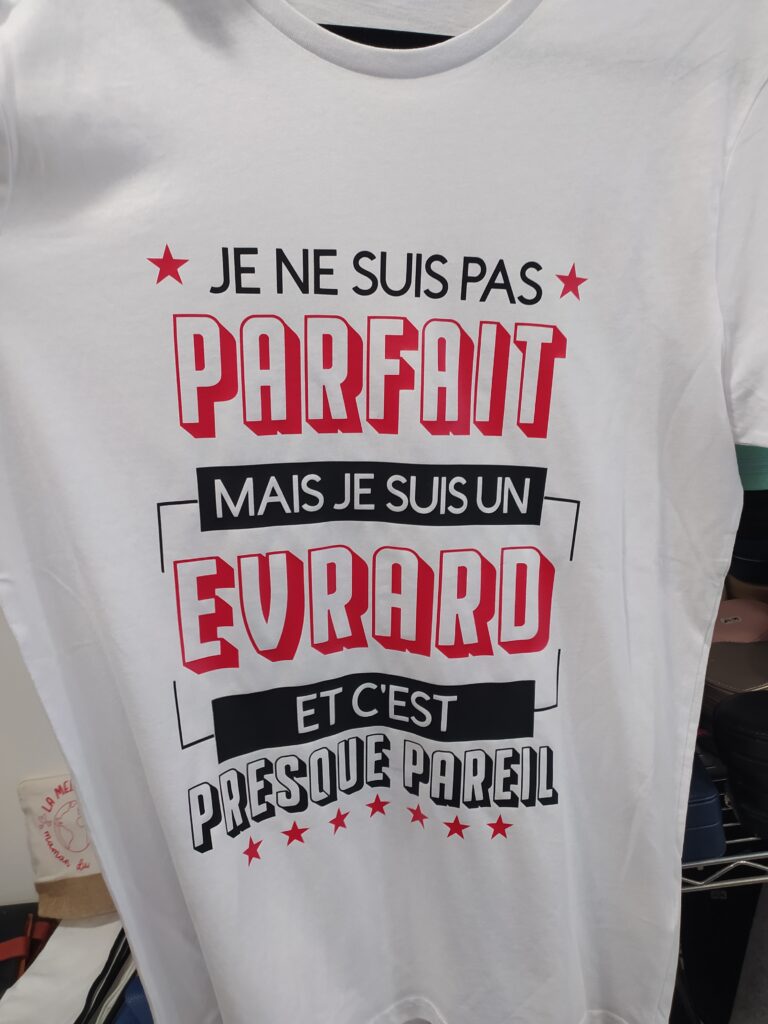 T-shirt blanc humoristique avec inscription rouge et noire « Je ne suis pas parfait mais je suis un Evrard et c’est presque pareil »