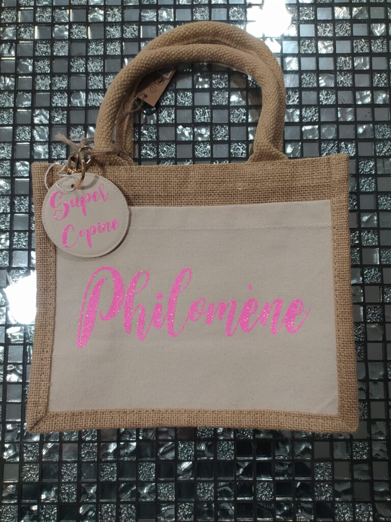 Petit sac en toile de jute personnalisé avec le prénom Philomène en rose pailleté et porte-clés rond « Super Copine »