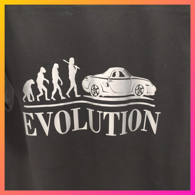 T-shirt noir avec motif blanc représentant l’évolution de l’Homme se terminant par une voiture sportive et le mot « Evolution »