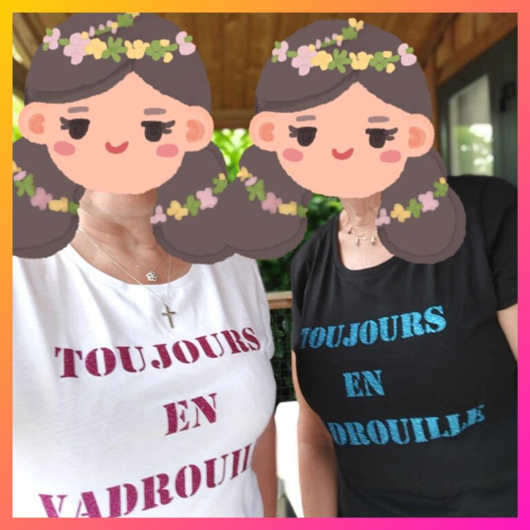Deux femmes portant des t-shirts personnalisés blanc et noir avec l’inscription « Toujours en vadrouille »